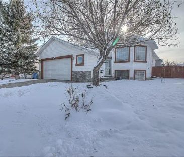 Main floor with double garage - 3 bed 2 bath — 3 Bedrooms Main Floor - Photo 1