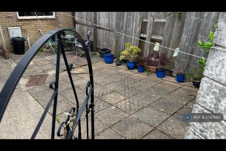 2 bedroom terraced house to rent - Photo 4