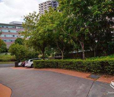 Furnished Private Townhouse Just 500m from Toowong Village - Photo 4