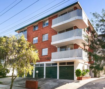 Renovated Apartment With Balcony and Parking - Photo 2