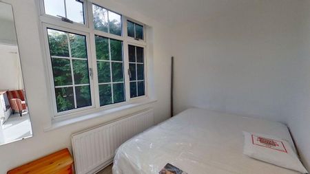 4 bedroom semi-detached house to rent - Photo 4