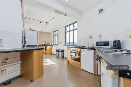 1 bedroom in a house share to rent - Photo 4