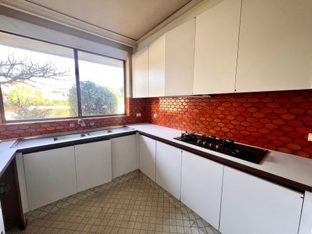 Spacious Two Bedroom Home - ENTRY VIA KHARTOUM ST - Photo 2