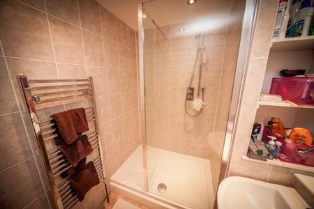 3 bedroom flat to rent - Photo 4