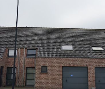 Zuidgerichte 3 slaapkamerwoning met inpandige garage. - Photo 1