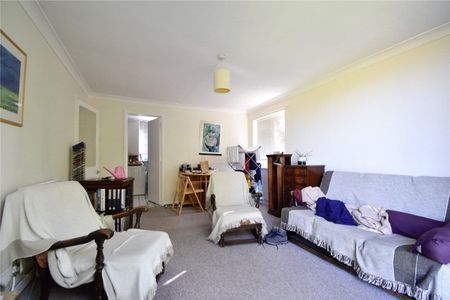 Well presented top floor 2 bedroom apartment to rent in the popular Lilac Court development, which offers an array of amenities within a 5 minute walk. Street Parking. GCH. - Photo 2