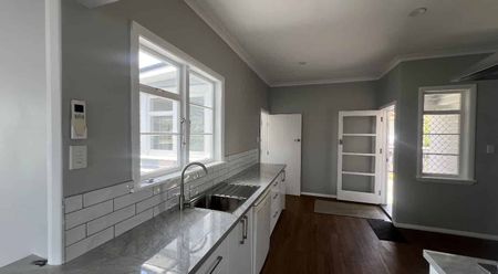 Three Bedrooms on Kings Drive - Photo 4