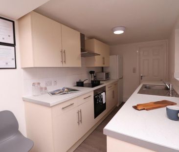 1 bedroom in a house share to rent - Photo 2