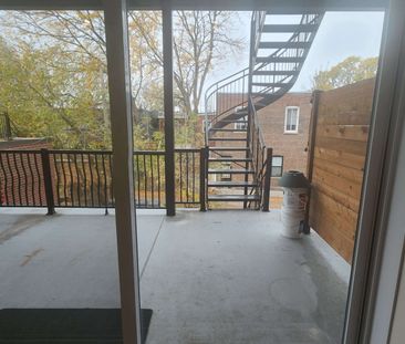 2013A rue Wellington - Beautiful 2-Bedroom Apartment for Rent - Photo 2