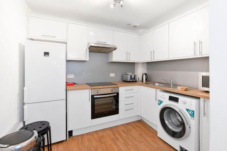 3 bedroom flat to rent - Photo 3