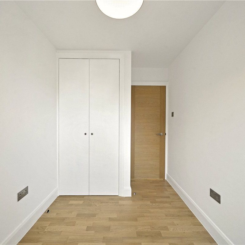 Recently refurbished to a high standard, this bright and spacious three-bedroom apartment is set on the first floor of a portered building with lift access. - Photo 1
