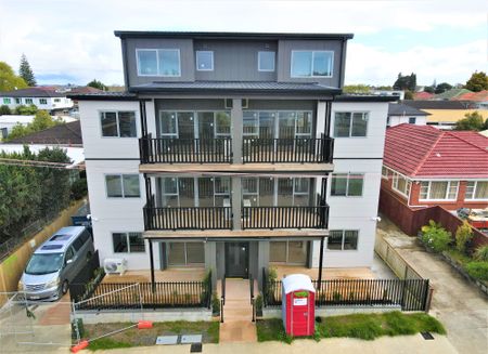 RARE MODERN PENTHOUSE - SPACIOUS & CENTRAL - Photo 4