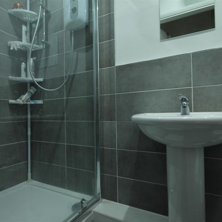 Victoria Square, Jesmond - Photo 3