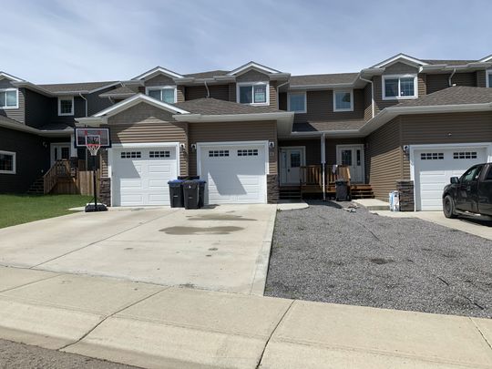 3 Bed Townhouse with Garage in Ryders Ridge - Sylvan Lake - Photo 1