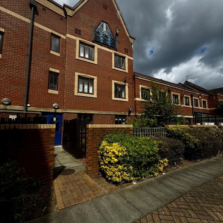 3 bedroom flat to rent - Photo 2