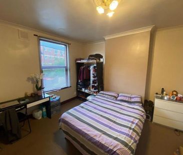 1 bedroom in a house share to rent - Photo 2