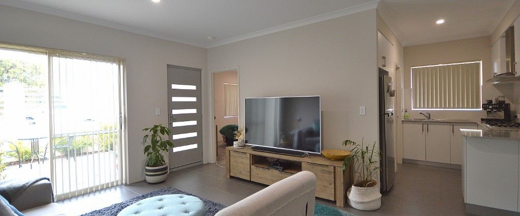 STUNNING ONE BEDROOM ONE BATHROOM UNIT! - Photo 1