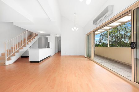 3 bedroom split level apartment with tandem security parking - Photo 4