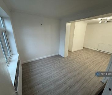 4 bedroom semi-detached house to rent - Photo 4