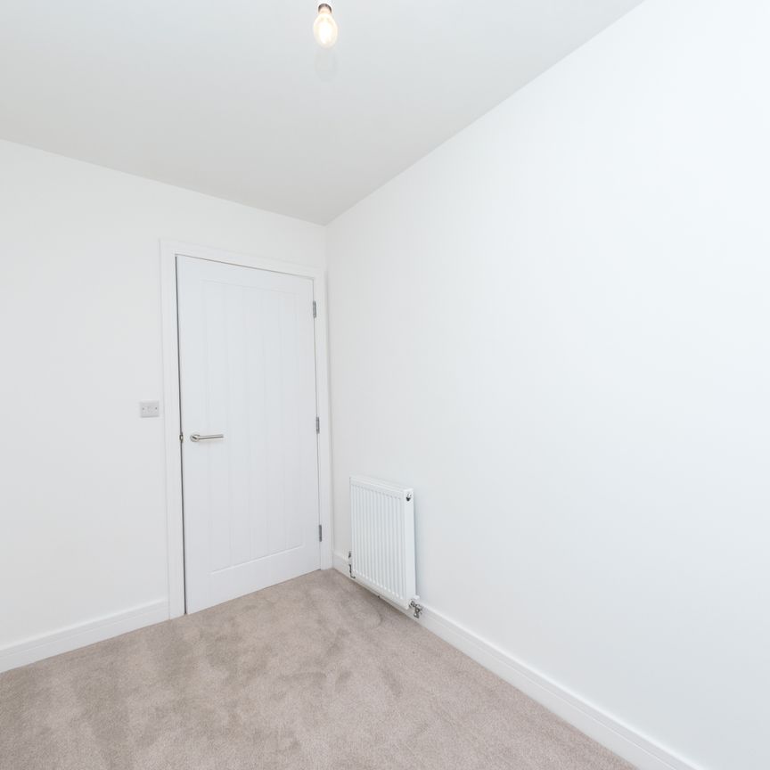 6 CHADWICK WOODLANDS VILLAGE WAKEFIELD WF1 5GH - Photo 1