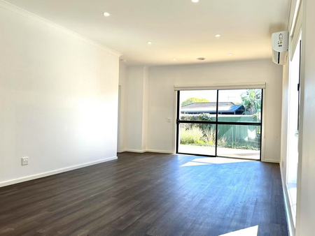 28 Hanover Circuit, Melton South, VIC - Photo 3