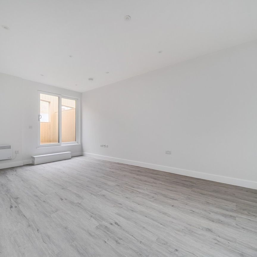 Flat to rent - East Street, London, BR1 - Photo 1