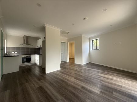 Modern 2-Bedroom Granny Flat in Quiet Ambarvale Cul-de-sac - Photo 3