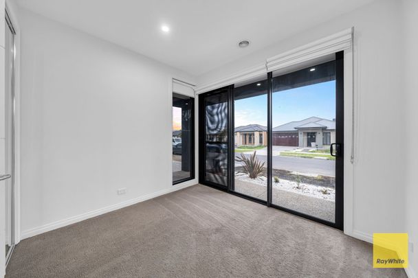 A Luxurious Family Haven You'll Love Coming Home To! - Photo 1