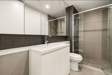 Light Filled Modern Apartment - Photo 4