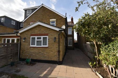 3 bedroom semi-detached house to rent - Photo 3