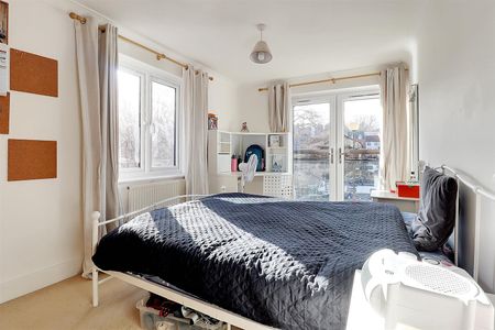 3 Bedroom Flat / Apartment to let - Photo 4