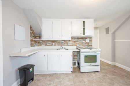 Spacious 2 Bedroom Upper Unit in Welland!! - Photo 5