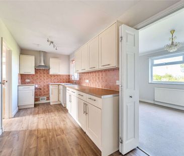 Detached home with views of the River Itchen. - Photo 2