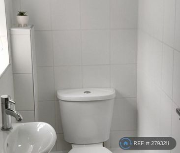 4 bedroom end of terrace house to rent - Photo 6