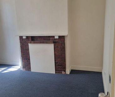 Spacious, Sunny 6-Bedroom Flat in the CBD - Photo 3