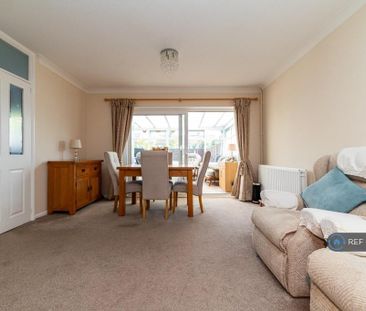 2 bedroom bungalow to rent - Photo 2