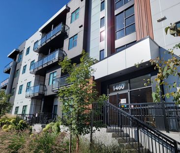 Upscale Corner 1 bdrm + den Condo near Downtown - Photo 1