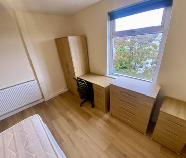 3 bedroom flat to rent - Photo 3