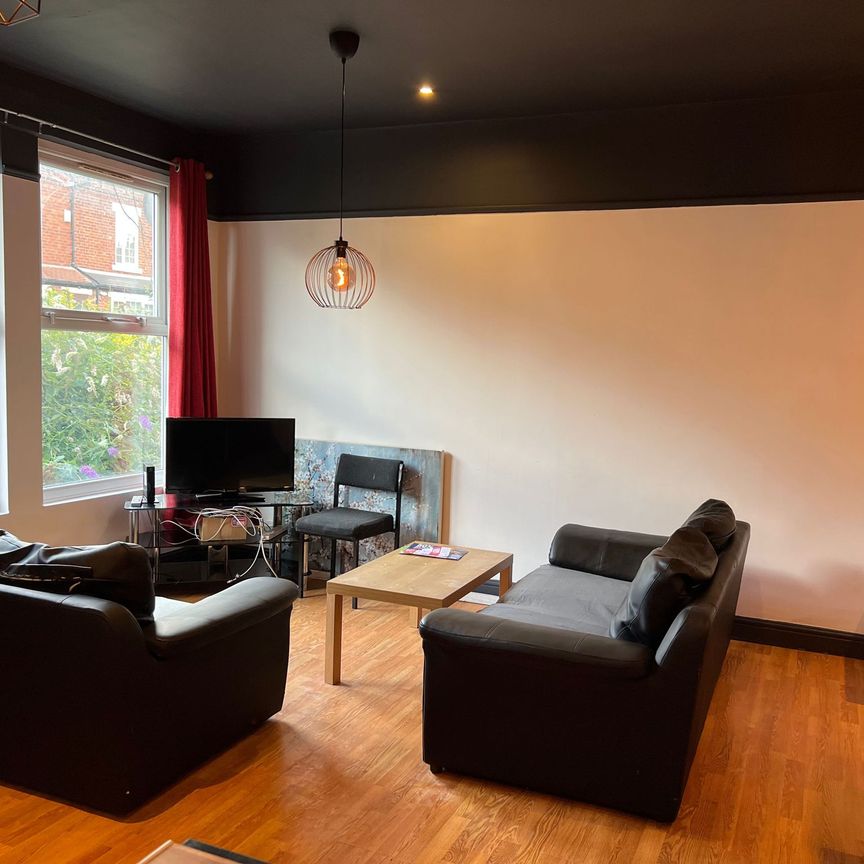 4 Bed - 10 Mayville Place, Hyde Park, Leeds - LS6 1NE - Student - Photo 1