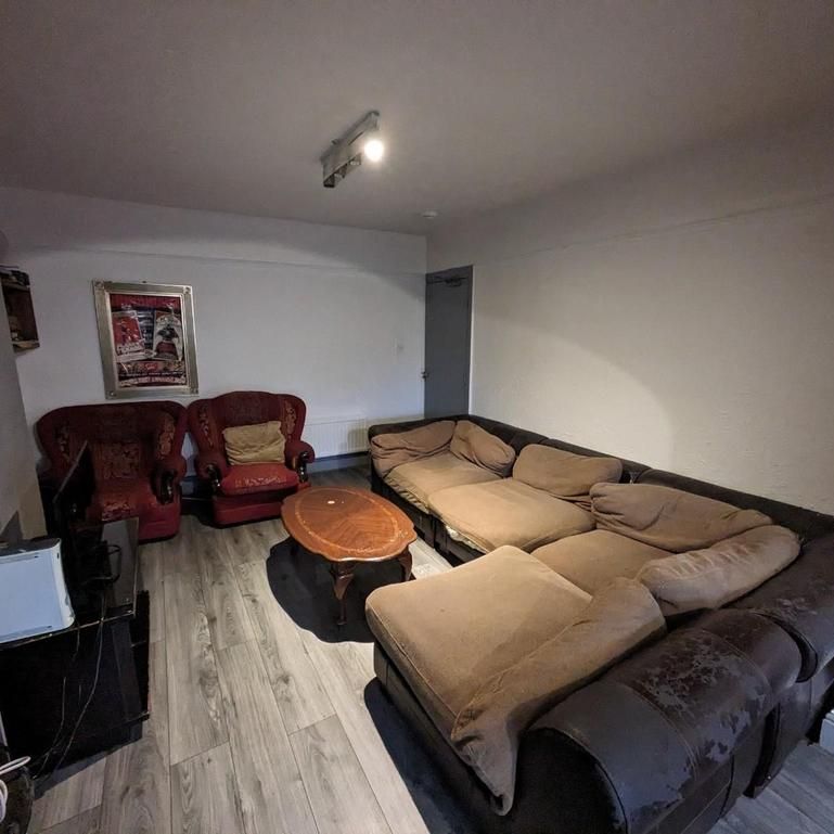 4 bedroom private hall to rent - Photo 1