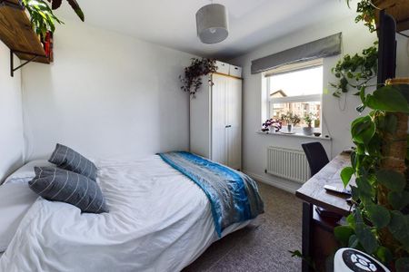 4 bedroom semi-detached house to rent - Photo 5