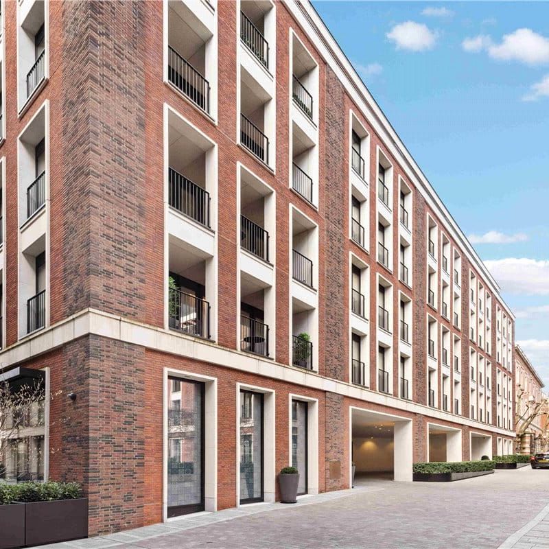 A beautifully presented and interior designed contemporary three double bedroom (all en-suite) third floor apartment. EPC rating: B | Council Tax Band H - Photo 1