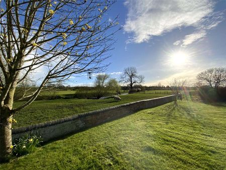 Handsome Georgian/Victorian Farmhouse in the village of Alderminster. - Photo 4