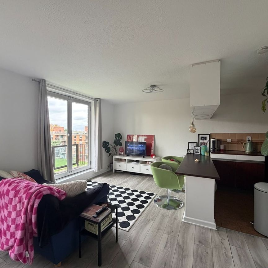 Studio Flat, Frensham Court, NW4 - Photo 1