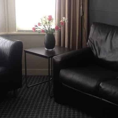 Fully Furnished - Spacious one bedroom plus study - Photo 3