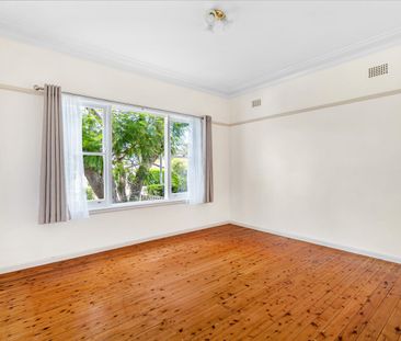 Walk to the Lake – Recently Renovated house - perfect for families! - Photo 2