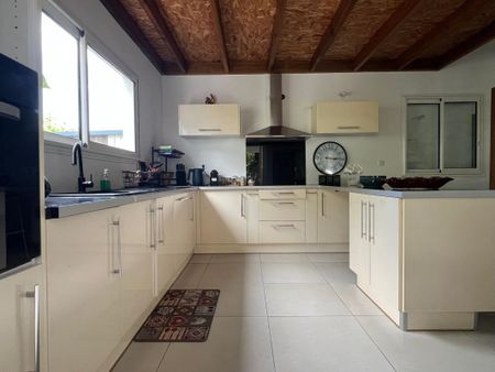 Location Appartement 4 pièces 79m² ST PIERRE 97410 - Photo 3