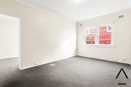Bright & Breezy 1-Bedroom Apartment Just Steps from Bondi Beach - Photo 3