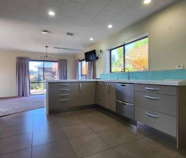 Private Family Retreat in the Heart of Oakura - Photo 1
