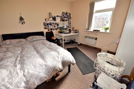 2 bedroom Flat in Low Close Street, Leeds - Photo 3